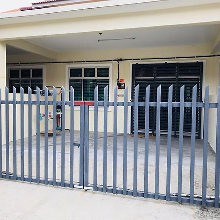 Louie Homestay Mersing Esterno foto